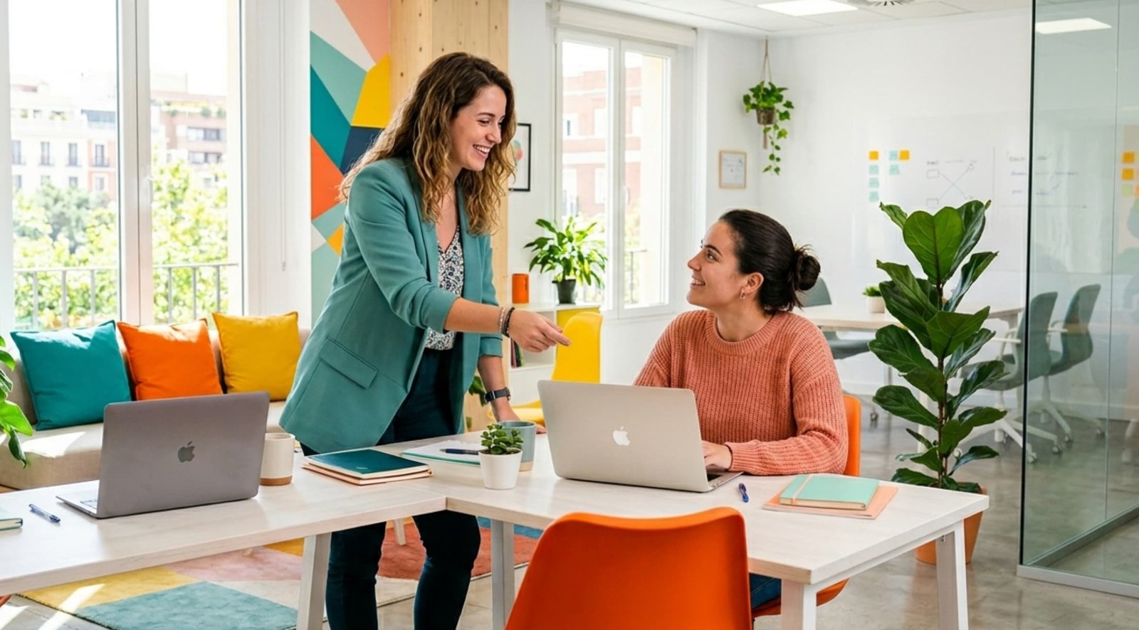 chica impartiendo una formación